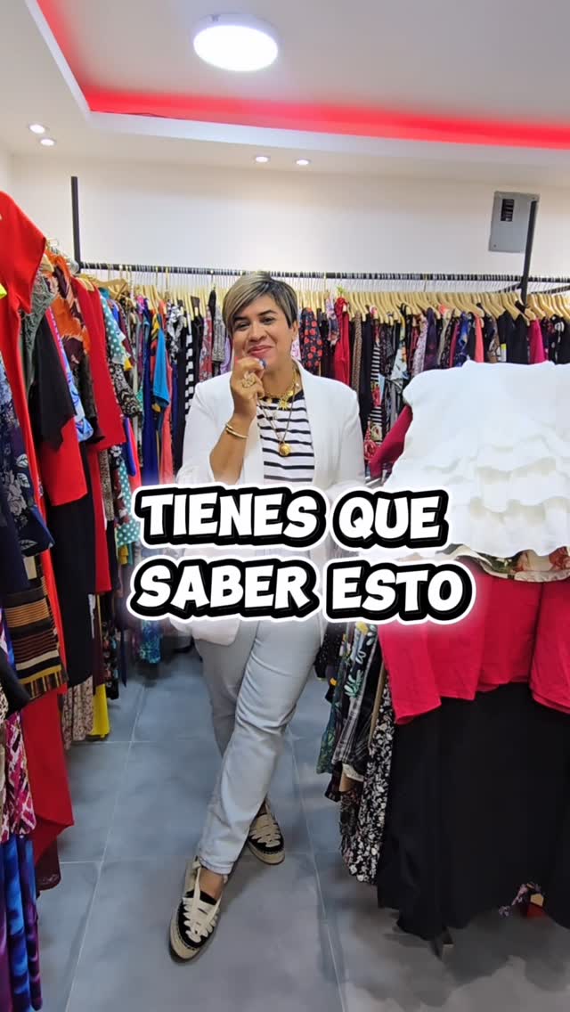 Interior de la boutique Espinta con racks llenos de ropa importada
